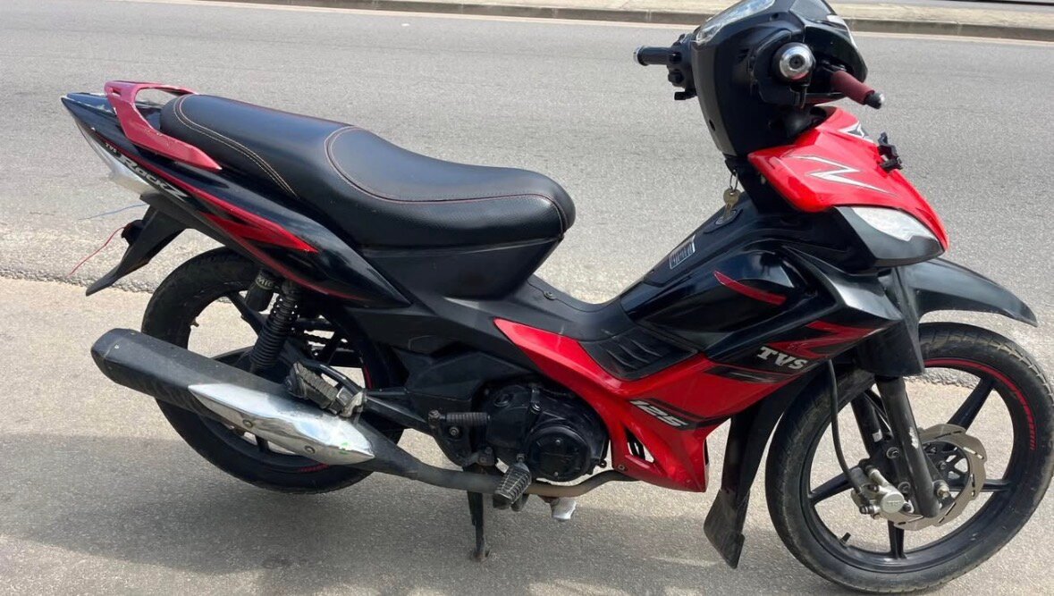 TVS Moto Scooter Rouge