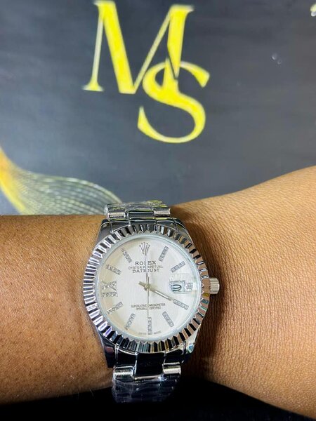 Women's wristwatch with metal bracelet