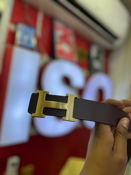 Ceinture en cuir boucle dorée