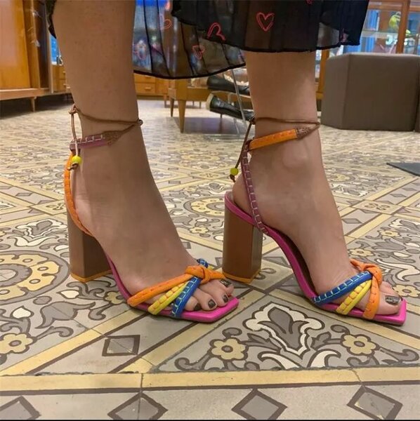 Sandales à talons multicolores élégantes