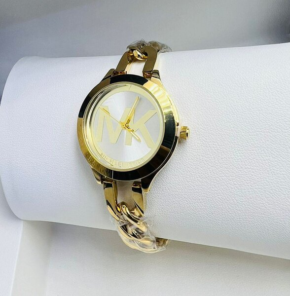 Montre élégante dorée