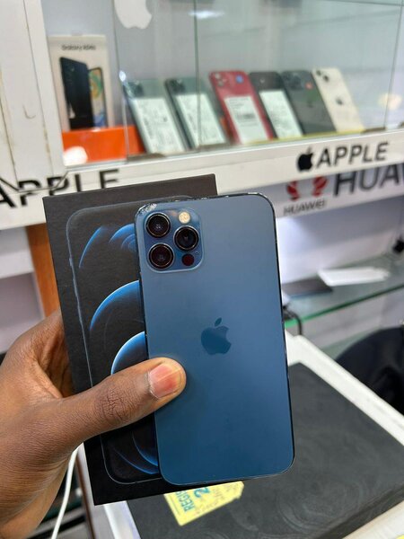 iPhone 12pro 128giga quasi neuf avec son carton  sans ID