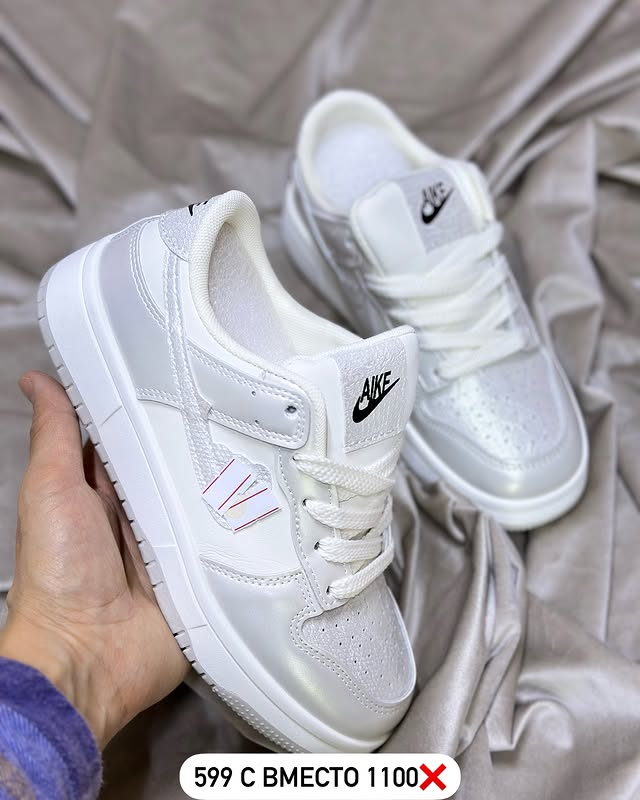 Кроссовки белая