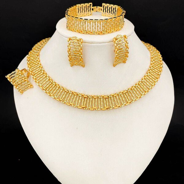 Parure de bijoux dorés