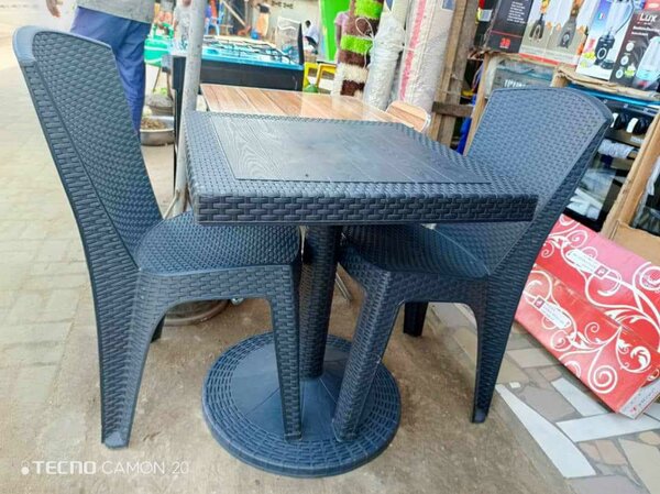 Table et deux chaises