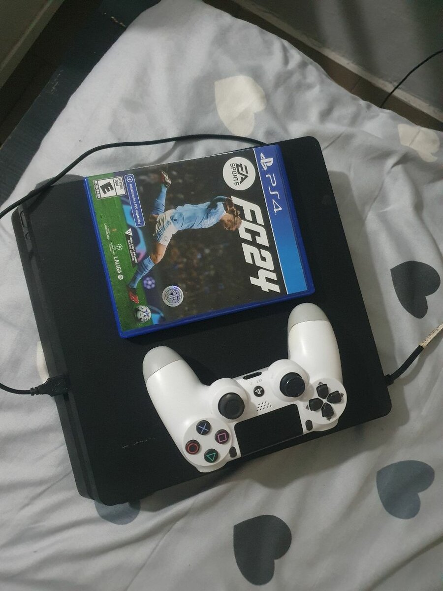 Ps4 slim 500GO non craquer avec une manette et Cd de fifa24