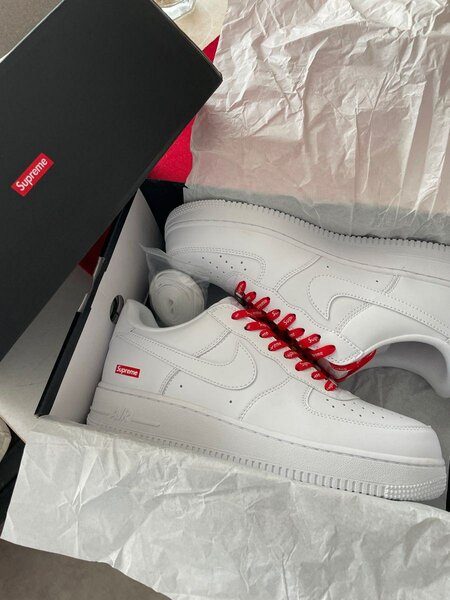 Baskets blanches avec lacets rouges