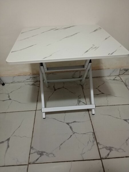 Table pliante marbrée compacte