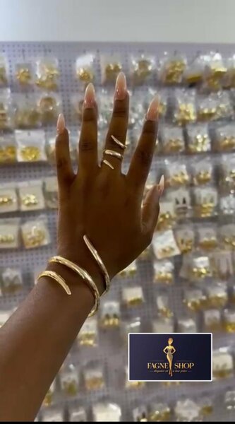 Bracelet et bagues dorés