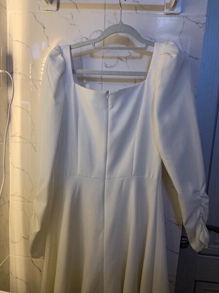 Продаю белое платье надевала  только 2раза состояние хорошая