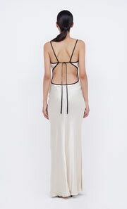 Robe Longue Satinée Élégante