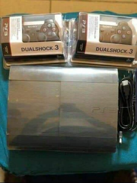 PS3 SLIM OU ULTRA SLIM AVEC 20JEUX INSTALLÉ ET 2MANETTES