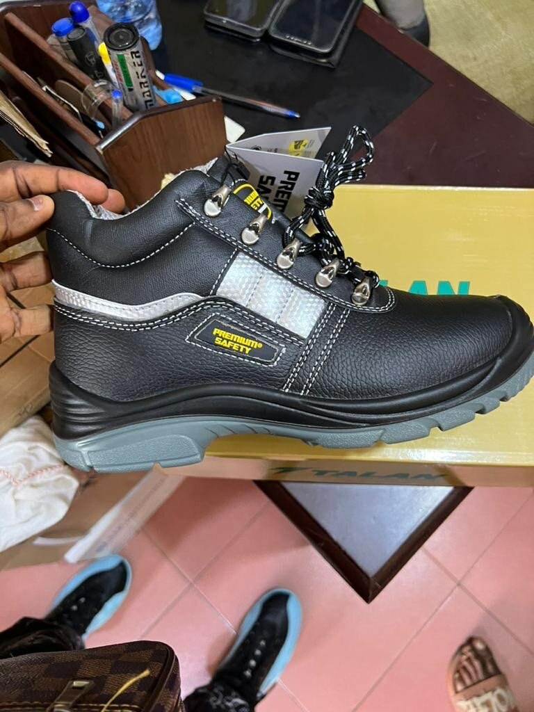Steel toe safety boots