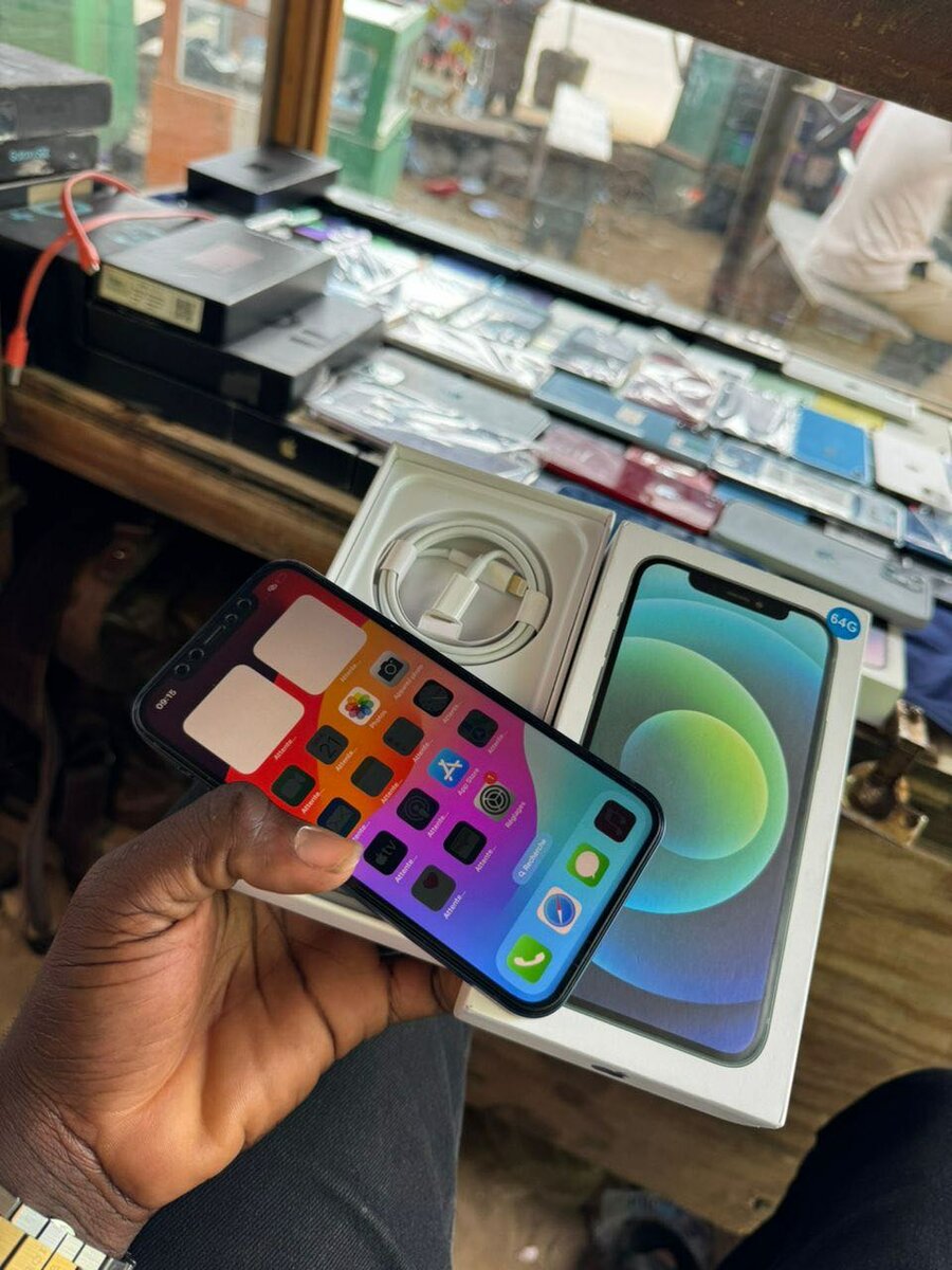 iPhone 12 64 giga tout passe propre