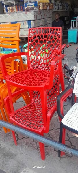 Chaise en plastique bien solid