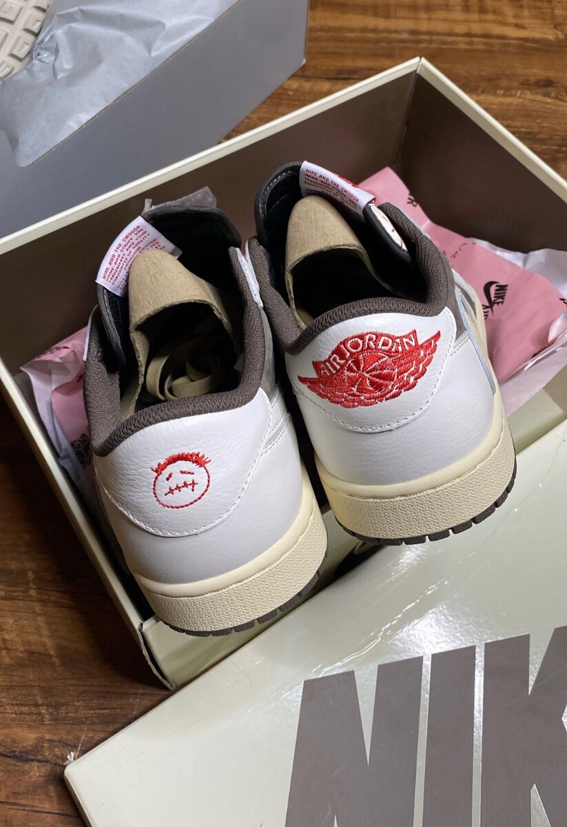 TRAVIS SCOTT AIR JORDAN 1 LOW