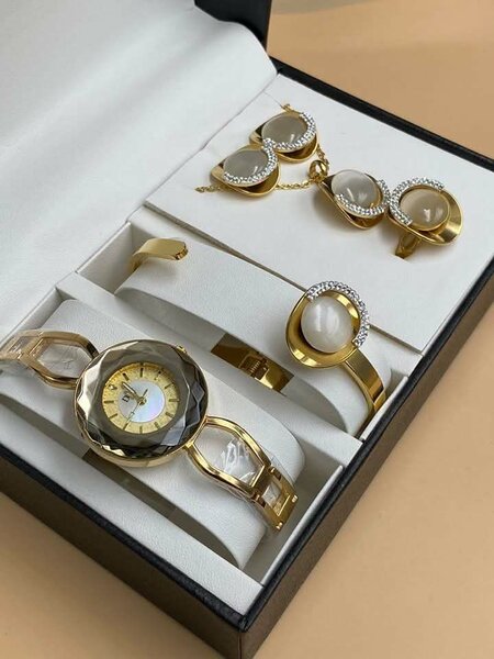 Ensemble montre et bijoux dorés