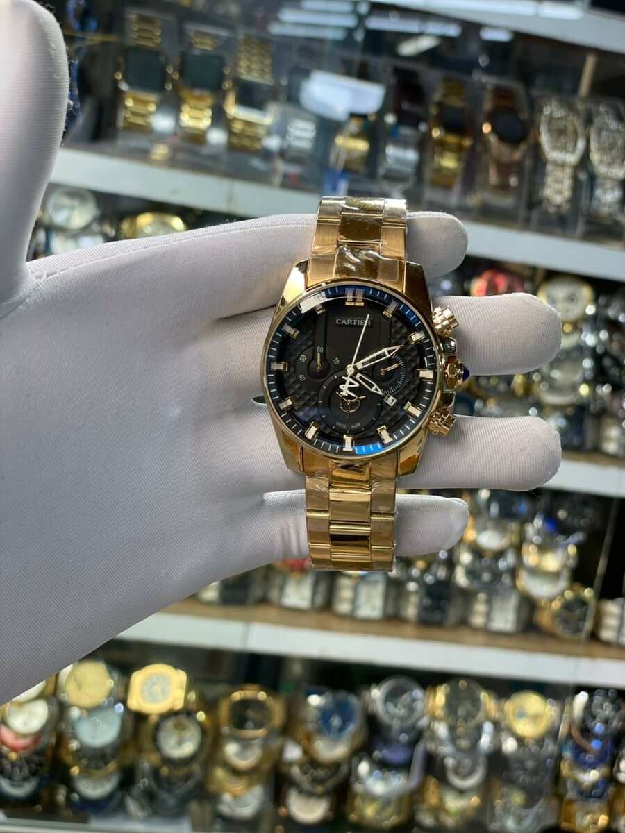 Cartier dorée élégante