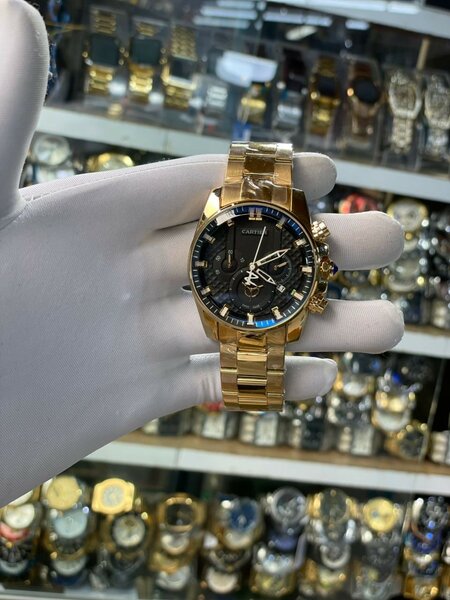 Cartier dorée élégante