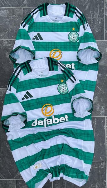 Maillots de football Nike et Adidas