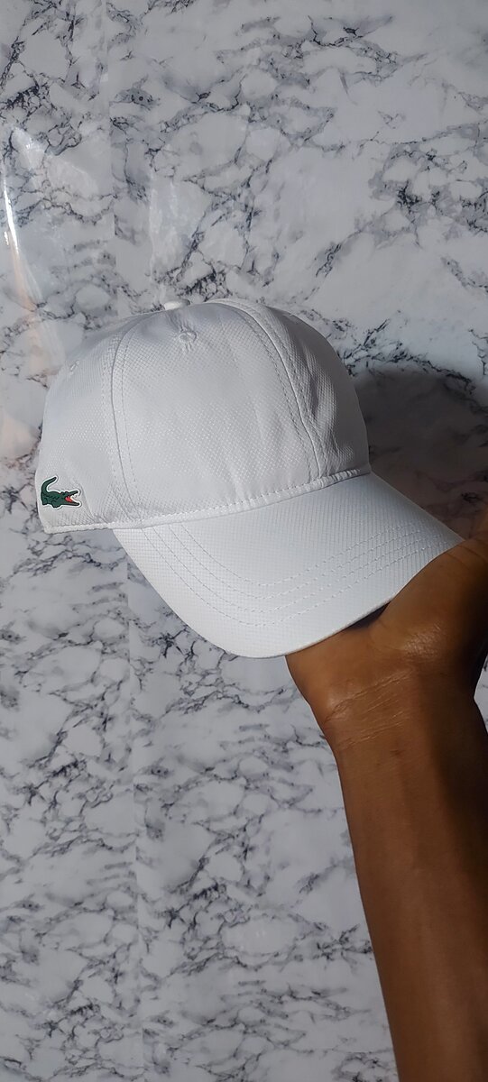 Casquette blanche élégante