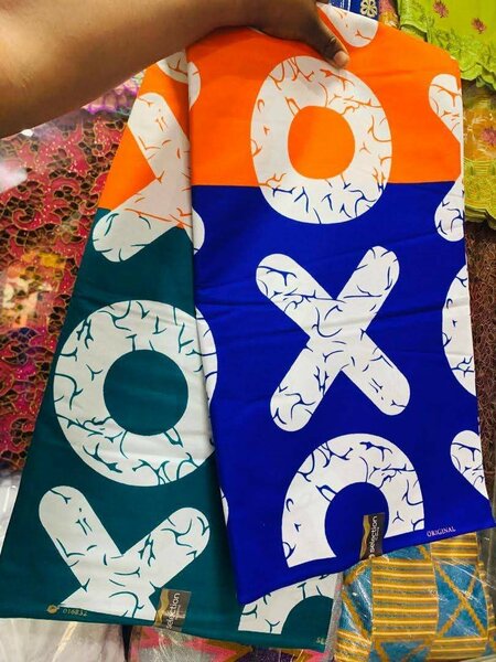 Écharpe colorée "XOXO"