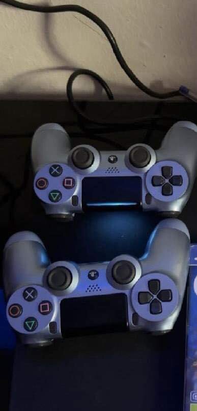 PS4 avec deux Mannettes