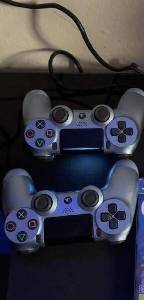 PS4 avec deux Mannettes