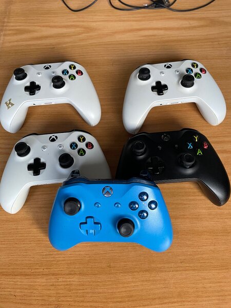 Xbox One S controllers