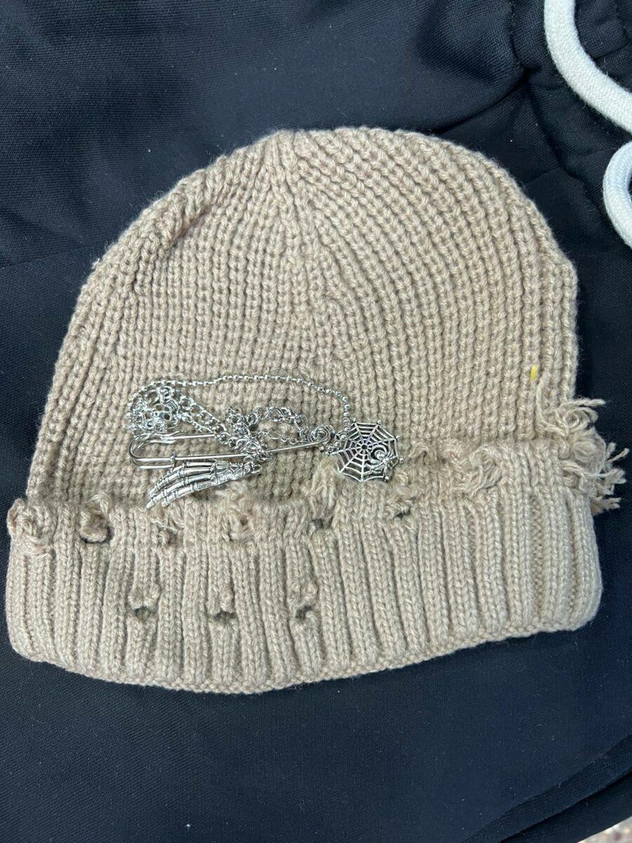 Beanie tricotée avec broche