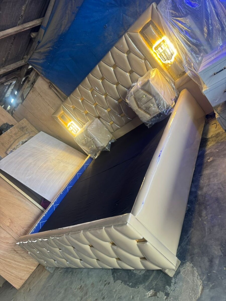 Lit capitonné en cuir moderne