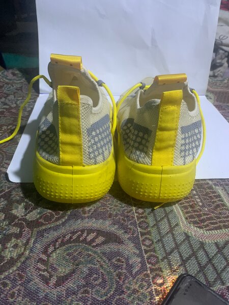 Chaussures jaunes de sport