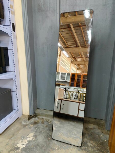 Miroir sur pied moderne