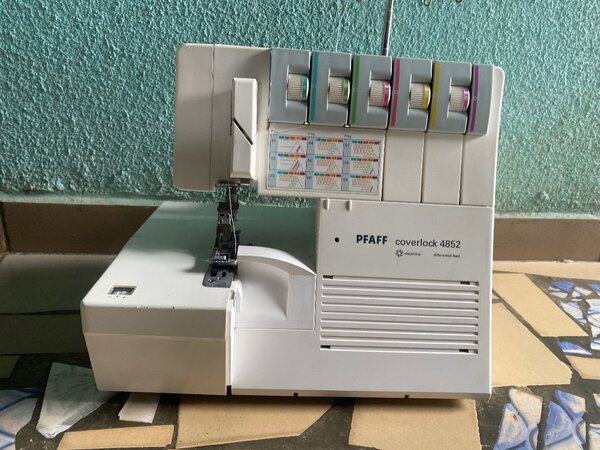 Surjeteuse PFAFF Coverlock 4852