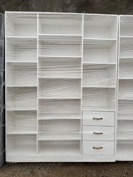 Bibliothèque blanche avec tiroirs