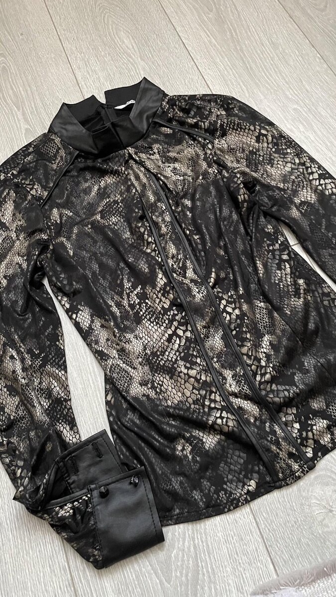 Нарядная блузка с длинными рукавами