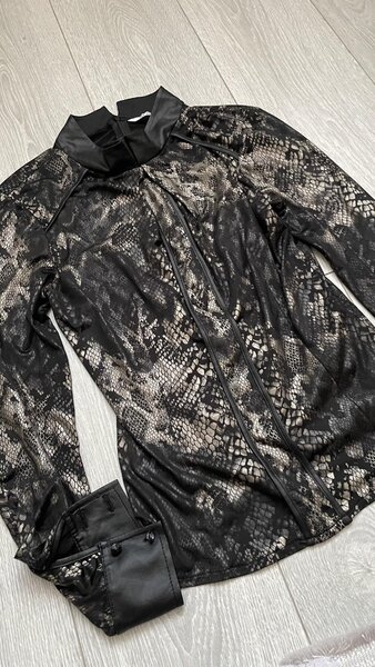 Нарядная блузка с длинными рукавами