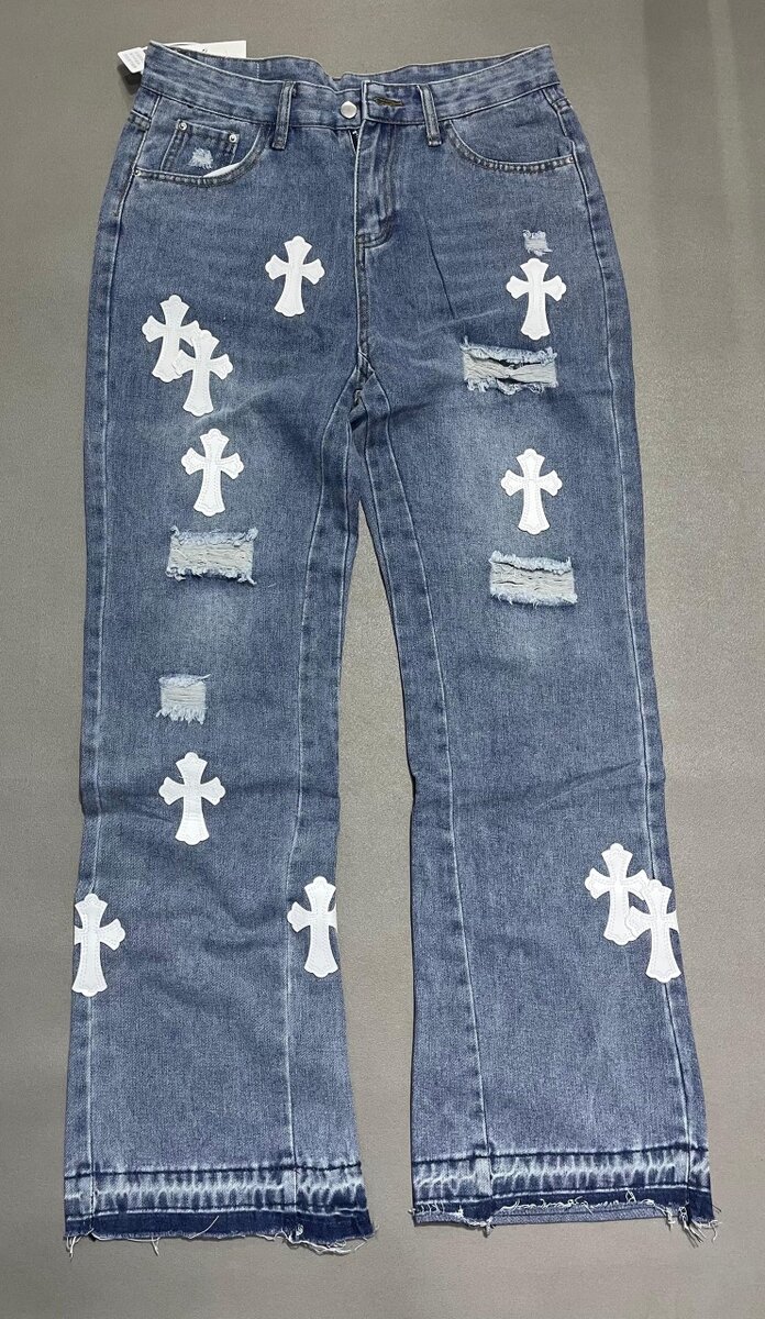 Jeans avec broderies croisées