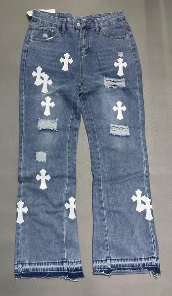 Jeans avec broderies croisées