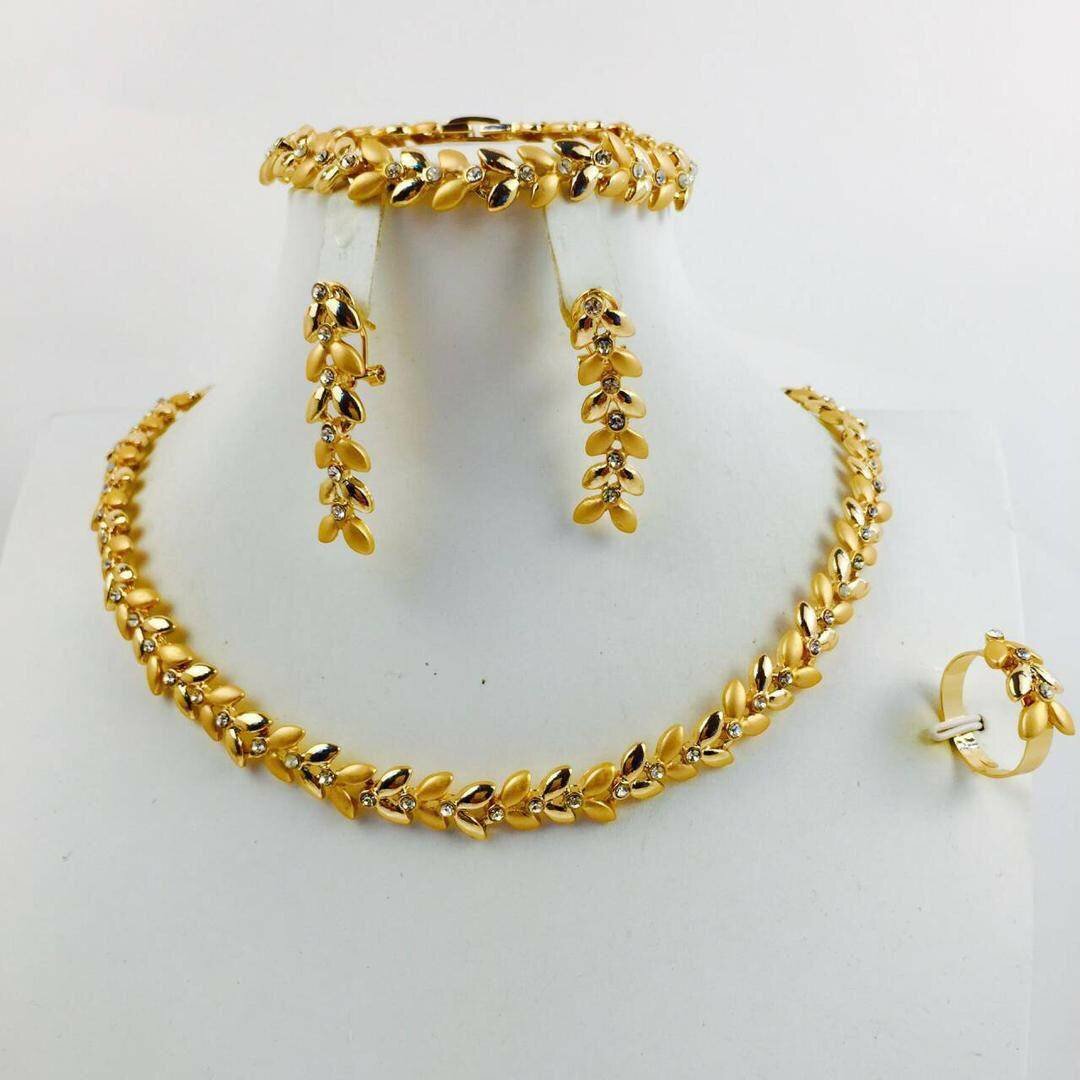 Ensemble de Collier boucles d'oreilles bague et bracelet