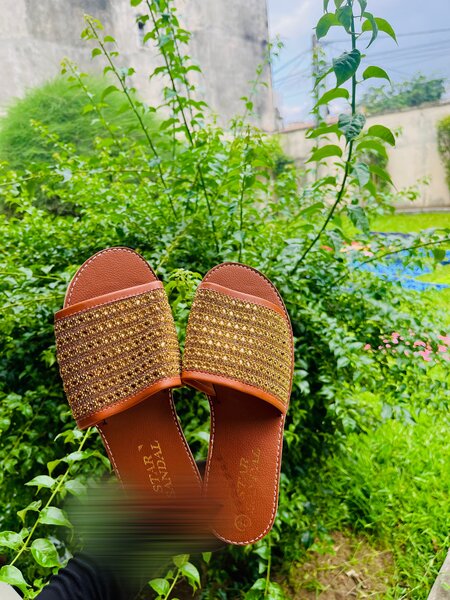 Sandales dorées glamour