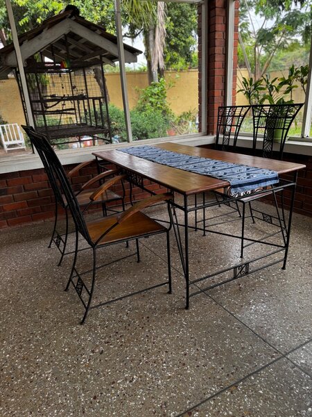 4 seater dining table