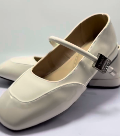 Эти лакированные балетки сочетают в себе роскошь и комфорт, идеально подходя как для повседневной использования, так и для особых случаев. 😍