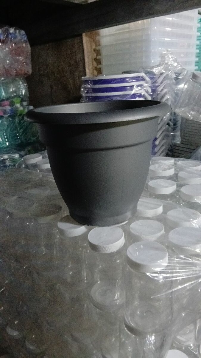 Pot de fleurs en plastique robuste