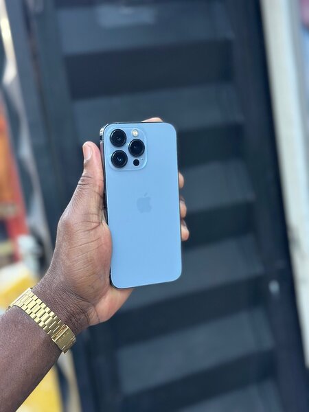 iPhone 13 Pro 128Go juste écran remplacer à part ça tout es