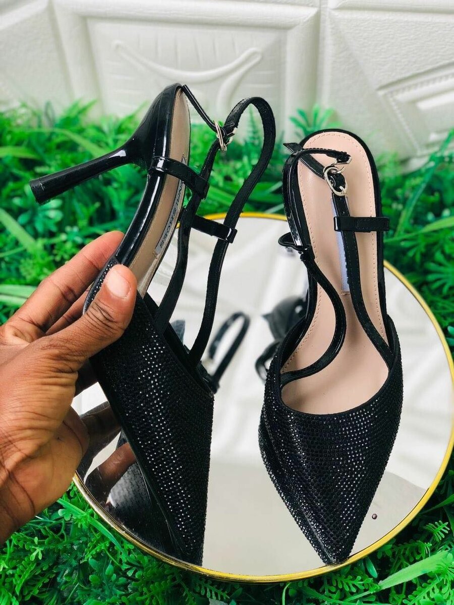 Escarpins noirs à strass élégants