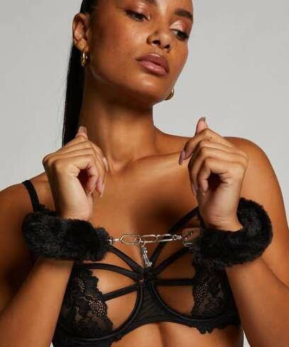 Menottes en fourrure noire