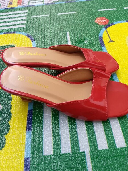 Sandales en cuir rouge élégant