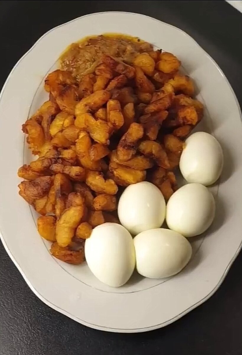 Alloco croustillant et œufs