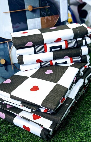  set includes 2 bedsheets and 4 pillowcases.